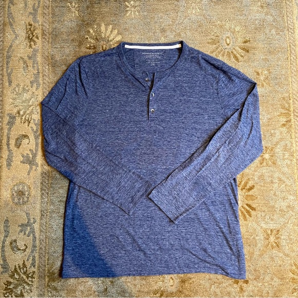 Banana Republic Henley Linen Tee - Picture 2 of 7